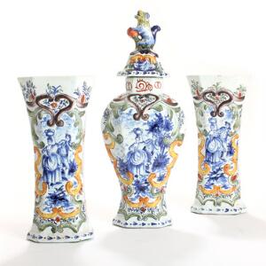 Delft lågvase samt et par vaser af fajance, dekoreret i polykrome farver med figrurscenerier. 18.-19. årh. H. 37 og 25,5. 3