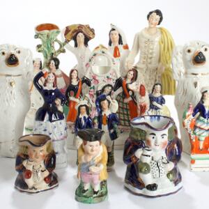 Et par Staffordshire hunde, otte figurer samt tre Toby mugs af fajance dekoreret i farver. England. 19. årh. H. 10,5-36,5. 13
