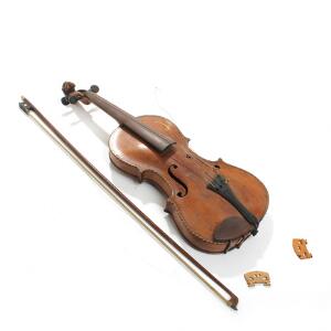 Violin med tilhørende bue, prydet med listeindlægninger af farvet træ samt udskæring. Indvendig etiket betegnet Jacobus Steiner. 19. årh.