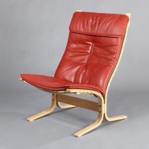 Ingmar Relling Siesta. Hvilestol af formbøjet egetræ, udspændt med lys kanvas, løs hynde med rødbrunt skind. Udført hos Rybo As.