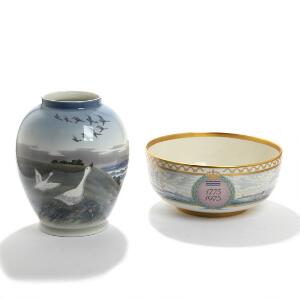 Jubilæumsbowle af porcelæn, Kgl. P., dekoreret i farver og guld med Københavns Havn 1775-1975. Samt vase. H. 30. 2
