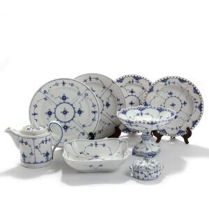 Musselmalet Helblonde og Riflet. Middagsservice af porcelæn, Kgl. P., dekoreret i underglasur blå. 19. årh. 23