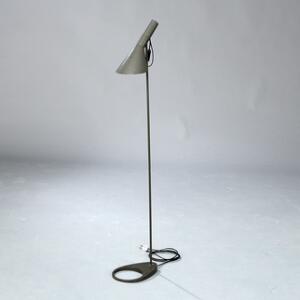 Arne Jacobsen AJ. Gulvlampe af lakeret metal. Justérbar skærm. Tidlig variant med grågrøn lakering. Udført hos Louis Poulsen. H. 130.