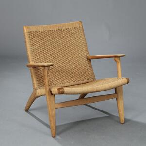 Hans J. Wegner CH 25. Lænestol med stel af eg. Sæde samt ryg udspændt med papirgarnsflet. Udført hos Carl Hansen  Søn.