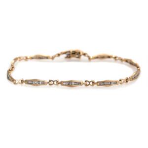 Diamantarmbånd af 8 kt. guld prydet med talrige baguetteslebne diamanter. L. ca. 19 cm. Vægt. 4,5 g.