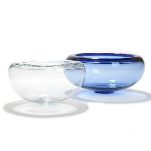 Per Lütken Større og mindre Provence skål af blåt og klart glas. Usigneret. Udført hos Holmegaard. Diam. 30 og 24. 2