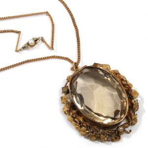 Citrinhalskæde af 14 kt. guld, prydet med oval facetsleben citrin og lille perle. Vægt 33,6 gr. Vedhæng L. 5. Ca. 1880.