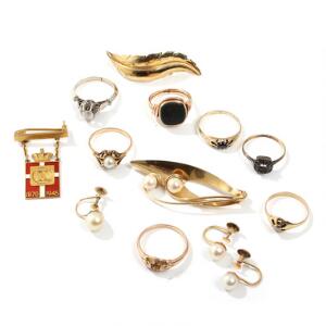 En samling smykker af 14 kt. guld, bestående af Kongemærke, Georg Jensen ring, to brocher, fire ringe og tre øreskruer m.m. Ringstr. 50-54,5. 13
