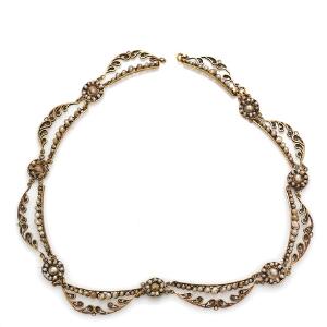 Perlehalskæde af 14 kt. guld prydet med antagelig naturlige perler. L. 38 cm. Vægt 18 gr. Æske medfølger.