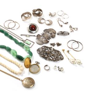 En samling smykker af sølv og sterlingsølv, bestående af N.E. From ravbroche, bæltespænde, brocher, øreringe m.m. Diverse bijouteri medfølger. 26