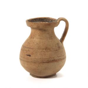Romersk kande af brændt ler med rester af dekoration. Antagelig 1-3. årh. H. 13 cm.