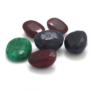 Samling af uindfattede facet- og cabochonslebne smykkesten bestående af rubiner, safirer og smaragd. Vægt i alt ca. 3026.80 ct. Ca. 2013. 6