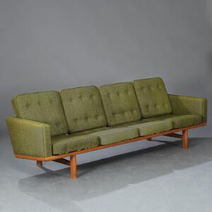 Hans J. Wegner GE 236. Fire-personers sofa med stel af eg. Sider samt løse hynder i sæde og ryg betrukket med gulsort stribet dybthæftet uld.