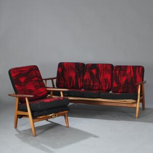 Hans J. Wegner GE 240. Tre-pers. sofa samt lænestol med stel af bøg, armlæn af teak. Udført hos Getama. 2