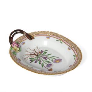 Flora Danica asiet af porcelæn, dekorerede i farver og guld med blomster. 3540. Royal Copenhagen. L. 22,5 cm