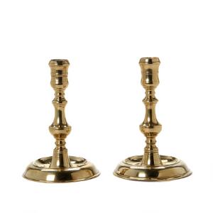 Et par næstved stager af messing, balusterformede stammer på runde, hvælvede fodstykker. 19. årh. H. 15,5 cm. 2