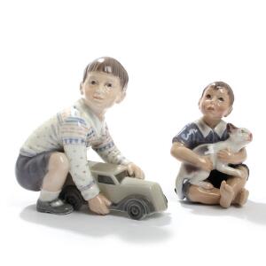 Jens Peter Dahl-Jensen Dreng med kat og dreng med legetøjsbil. To figurer af porcelæn, Dahl-Jensen nr. 1291 og 1166. H. 12 og 14. 2