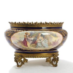 Sevres Louis Phillippe jardinière af porcelæn, dekoreret med figursceneri. Mærke fra Chateau des Tuilerie. 19. årh. H. 16. L. 25. B. 21.