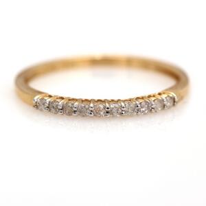 Diamantring af 14 kt. guld prydet med brillantslebne diamanter. Str. 54,5.