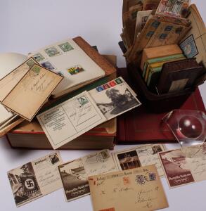 Kasse. Spændende originalt parti ældre frimærker i kasse med bl.a. gammel europa-samling i Schaubek-album, diverse breve, æsker m.m.