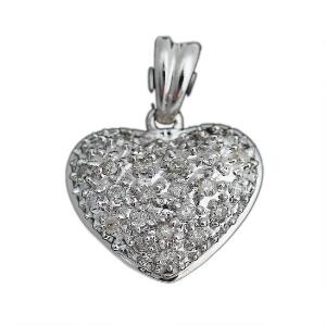 Diamantvedhæng af 14 kt. hvidguld i form af hjerte prydet med talrige brillantslebne diamanter. L. ca. 1,5 cm. Sort lædersnor med lås af sterling sølv medfølger