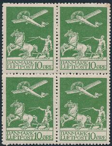 1925. Gl. luftpost, 10 øre, grøn. Postfrisk 4-blok med Variant BRUD PÅ VENSTRE VINGE øvre venstre mærke. AFA 3100
