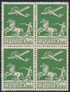 1925. Gl. luftpost, 10 øre, grøn. Postfrisk 4-blok med Variant BRUD PÅ VENSTRE VINGE øvre venstre mærke. AFA 3100