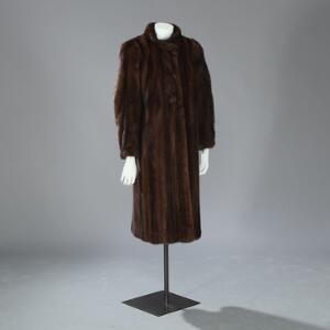 Pelsfrakke af brun saga mink. L. ca. 111 cm.
