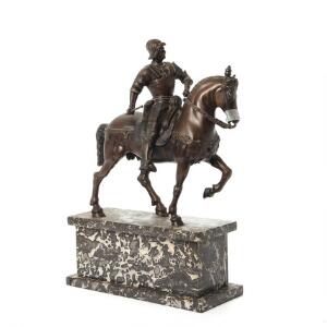 Andrea del Verocchio, efter Rytterstatue af patineret bronze i form af Il Condottiere. På plint af gråbroget marmor. Ca. 1900. H. uden base 32,5 cm.