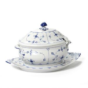 Musselmalet suppeterrin med underfad af porcelæn, dekoreret i undeglasur blå. Royal Copenhagen.