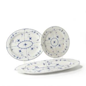 Musselmalet tre serveringsfade af porcelæn, dekoreret i underglasur blå. Royal Copenhagen. L. 33-61 cm.