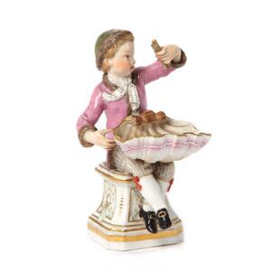 Meissen figur af porcelæn i form af siddende dreng med muslingeskal, allegori på Efterår. 19. årh. H. 13,5 cm.