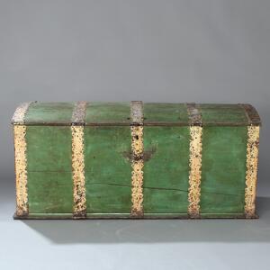 Barok almue kiste af grønmalet træ med beslag af jern, buet låg, senere kugle ben. 18. årh.s første halvdel.  H. 93. L. 163. D. 73.