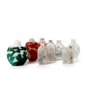 Otte kinesiske snusflasker af glas dekorerede i overfang og med bemaling. 20. årh. H. 5-7 cm. 8