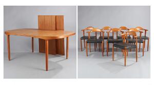 Dansk møbeldesign Ovalt spisebord af teak med to tillægsplader. Samt otte stole af teak, sæder med sort skind. Udført hos Randers Møbelfabrik. 9