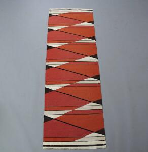 Bodil Bødtker-Næss Håndvævet mønstret tæppe i orange lyserød. Unik. 260 x 82.