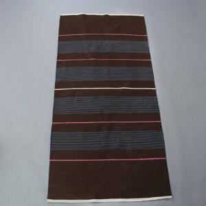 Bodil Bødtker-Næss Håndvævet tæppe. Brun base med turkisblå, pink samt hvide striber. Unik. 120 x 255.