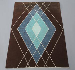 Bodil Bødtker-Næss Håndvævet tæppe med harlekinmønster i brun, blå samt turkis. Unik. 132 x 200.