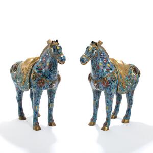 Et par heste af cloissonné dekoreret med guldbronzering. Kina. 20. årh.s begyndelse. H. 50,5. 2