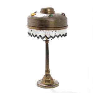 Skønvirke bordlampe af patineret messing, dekoreret med indlagt farvet glas og perlebort. 1920erne. H. 51.