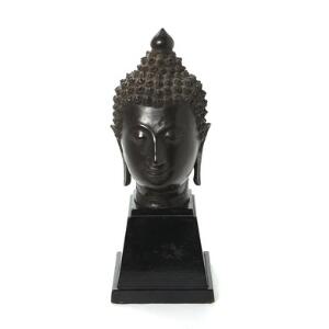 Siam Buddha hoved af patineret bronze. På stand. 20. årh. H. eksl. stand. 19 cm.