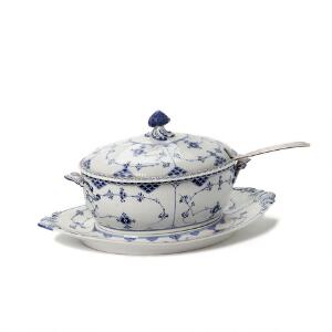 Musselmalet halvblonde terrin med låg og underfad af porcelæn, dekorerede i underglasur blå. Royal Copenhagen. 19.-20. årh. 4