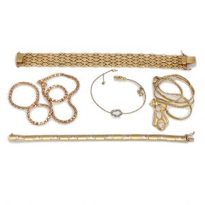 Smykkesamling af 18 kt. guld bestående af to armbånd, to halskæder og armring prydet med facetslebne klare sten. Vægt i alt ca. 71 gr. 5