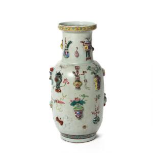Kinesisk vase af porcelæn, balusterformet, dekoreret med kostelige ting i releif. 19. årh. H. 45 cm.