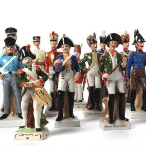En samling på 18 figurer af porcelæn i form af Engelske og Franske soldater med Napoleonstidens uniformer.  GDR Lippelsdorf. H. 19-26 cm.