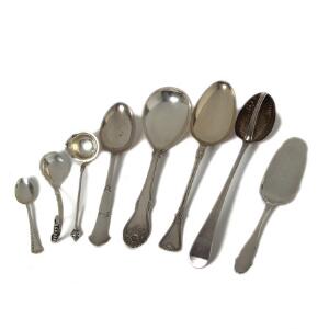 Samling blandet sølv bestående af diverse skeer, gafler, tagservice mm. Danmark 20. årh. Vægt eksl. dele med stål 1200 gr. 4532