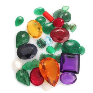 Samling af uindfattede smykkesten bestående af smaragder, ametyster, rubiner, topas, perle, opal, iolit og citriner. Ca. 2013. 33