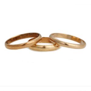 Tre ringe af 14 kt. guld. Str. 55,5, 62 og 62,5. Vægt ialt 9 gr.