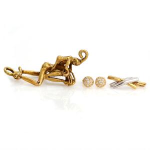 Smykkesæt af 18 kt. guld bestående af to vedhæng og et par ørestikker prydet med hvide sten. L. ca. 7,8 og 2,5 cm. Vægt ialt 34 gr. 6
