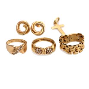 Smykkesæt af 14 kt. guld bestående af tre ringe, et vedhæng og et par ørestikker. Str. 56, 51 og 59. L. 2,8 cm. og 1,5 cm. Vægt ialt 16,5 gr. 6